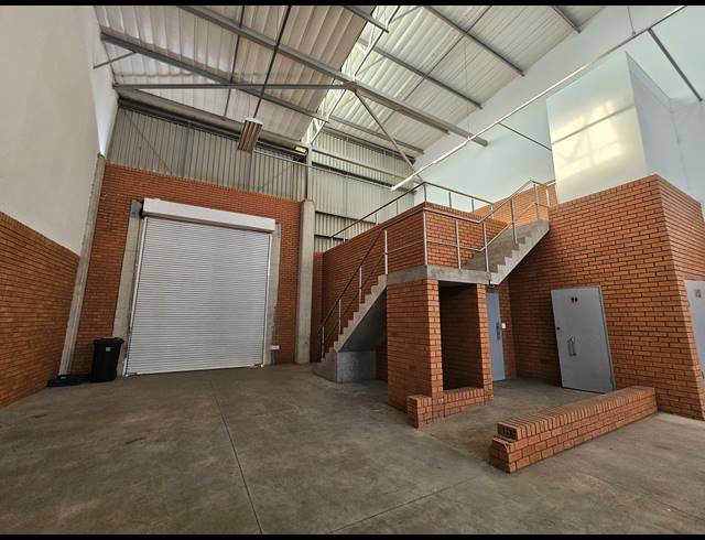 290M² WAREHOUSE TO LET IN LONGLAKE